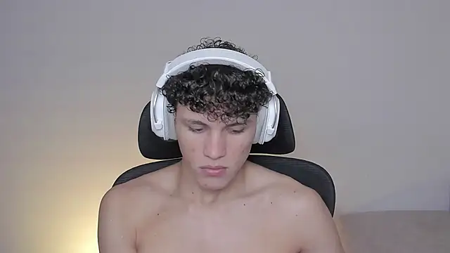 Snapshot of laurent_nova chatting on October 7, 6:32 am laurent nova online show from October 7, 6:32 am