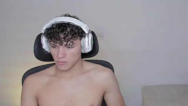 Snapshot of laurent_nova chatting on October 16, 8:04 am laurent nova online show from October 16, 8:04 am