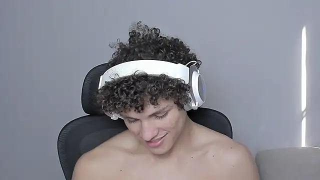 Snapshot of laurent_nova chatting on October 22, 6:29 pm laurent nova online show from October 22, 6:29 pm