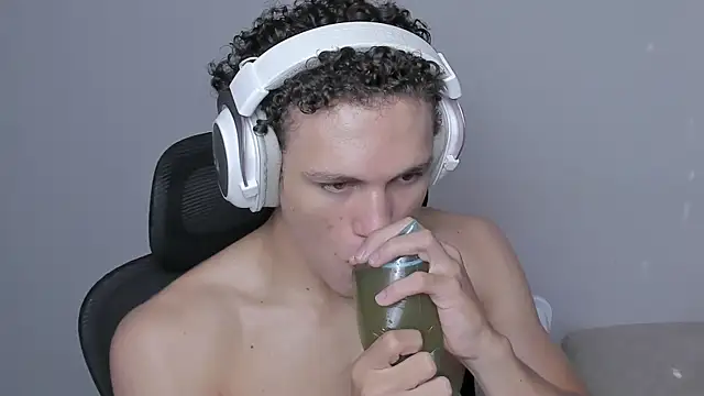 Snapshot of laurent_nova chatting on October 23, 7:12 pm laurent nova online show from October 23, 7:12 pm