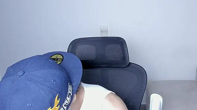 Snapshot of laurent_nova chatting on December 3, 8:07 pm laurent nova online show from December 3, 8:07 pm