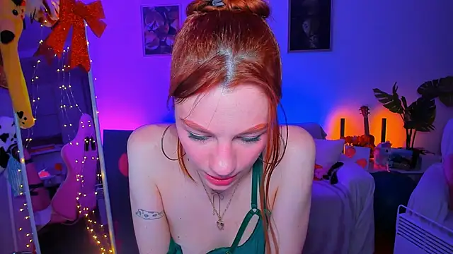 Snapshot of Alyssa_Smitt chatting on February 17, 1:36 am Alyssa Smitt online show from February 17, 1:36 am