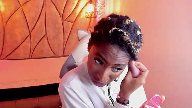 Snapshot of Queen_perla_ chatting on January 12, 2:52 pm Queen perla online show from January 12, 2:52 pm
