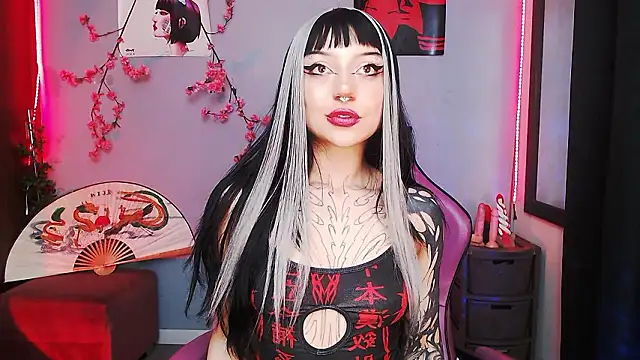 Snapshot of catipetite chatting on March 7, 11:18 am catipetite online show from March 7, 11:18 am