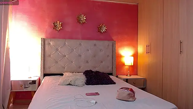 Kim and Mia online show from December 2, 5:52 pm