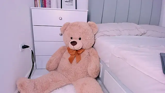 DannaHyde online show from February 6, 11:15 pm