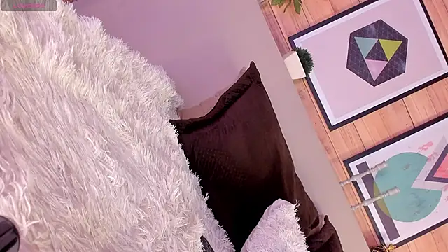 Snapshot of IzzyWild chatting on February 25, 2:44 pm IzzyWild online show from February 25, 2:44 pm