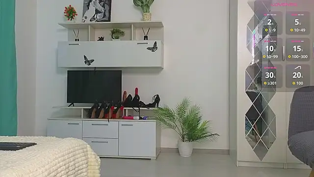 Molliblum online show from June 8, 2:17 pm