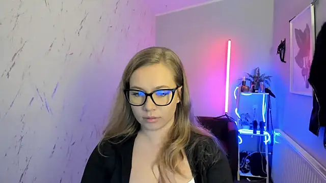 holly xglam online show from November 5, 8:20 pm