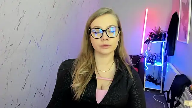 holly xglam online show from January 18, 8:01 pm