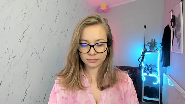 holly xglam online show from February 11, 7:52 pm