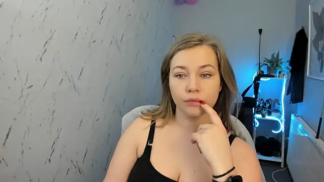 holly xglam online show from February 15, 6:15 pm