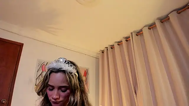 SkiinnyAna online show from October 31, 7:37 pm