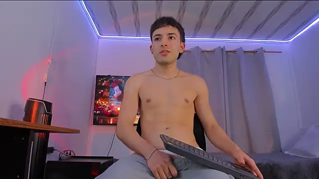 Snapshot of bower_and_colucci chatting on December 4, 11:35 pm bower and colucci online show from December 4, 11:35 pm