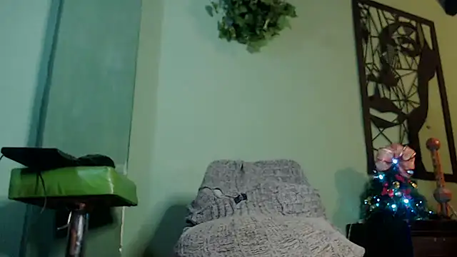 Snapshot of thirstymoonxx chatting on December 20, 1:36 am thirstymoonxx online show from December 20, 1:36 am