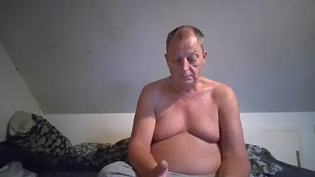 Snapshot of chubbybear2cum chatting on August 2, 7:23 pm chubbybear2cum online show from August 2, 7:23 pm
