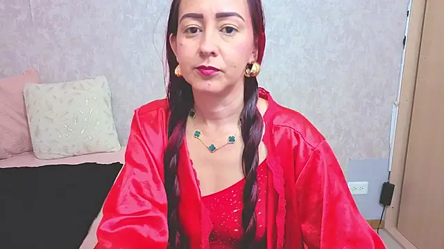 Snapshot of bianca_milfsexy chatting on October 27, 10:58 pm bianca milfsexy online show from October 27, 10:58 pm