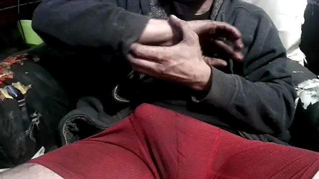 Snapshot of robeaulieu02 chatting on January 1, 10:32 am robeaulieu02 online show from January 1, 10:32 am