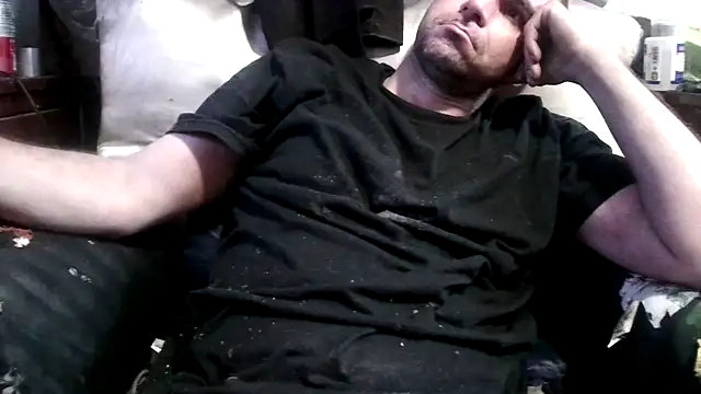 Snapshot of robeaulieu02 chatting on January 1, 7:43 pm robeaulieu02 online show from January 1, 7:43 pm