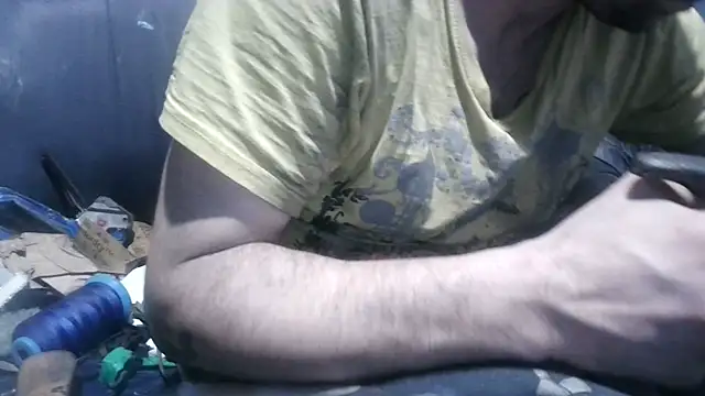 Snapshot of robeaulieu02 chatting on January 21, 6:33 am robeaulieu02 online show from January 21, 6:33 am