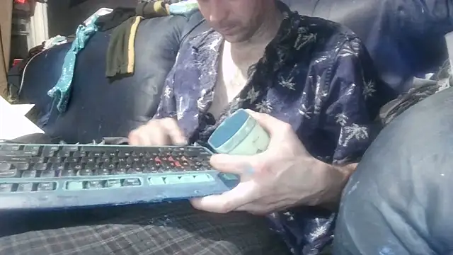 Snapshot of robeaulieu02 chatting on January 27, 6:09 am robeaulieu02 online show from January 27, 6:09 am