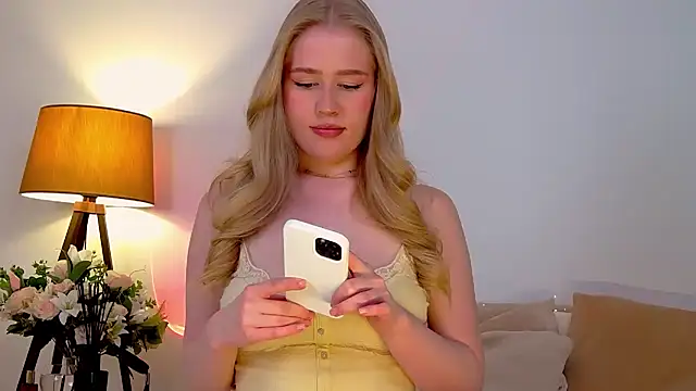 Snapshot of JuliaJaee chatting on February 9, 7:30 pm JuliaJaee online show from February 9, 7:30 pm