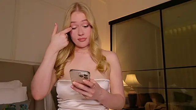 Snapshot of JuliaJaee chatting on November 27, 2:19 pm JuliaJaee online show from November 27, 2:19 pm