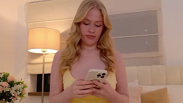 Snapshot of JuliaJaee chatting on June 7, 5:06 pm JuliaJaee online show from June 7, 5:06 pm