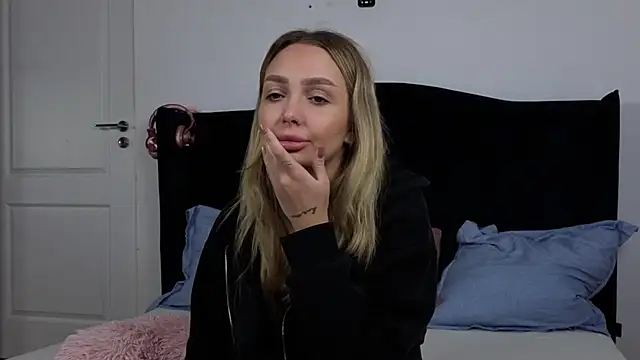 Snapshot of AnnaMaee chatting on November 18, 6:45 pm AnnaMaee online show from November 18, 6:45 pm