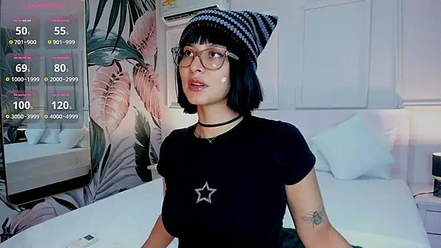 Snapshot of Ramona_Flower chatting on November 18, 2:06 am Ramona Flower online show from November 18, 2:06 am