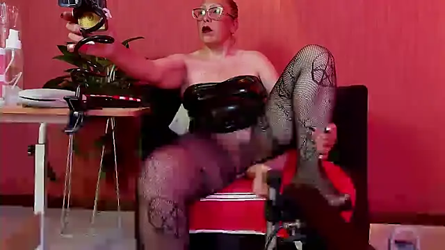 Snapshot of BrendaSex_Hot chatting on May 5, 10:18 pm BrendaSex Hot online show from May 5, 10:18 pm