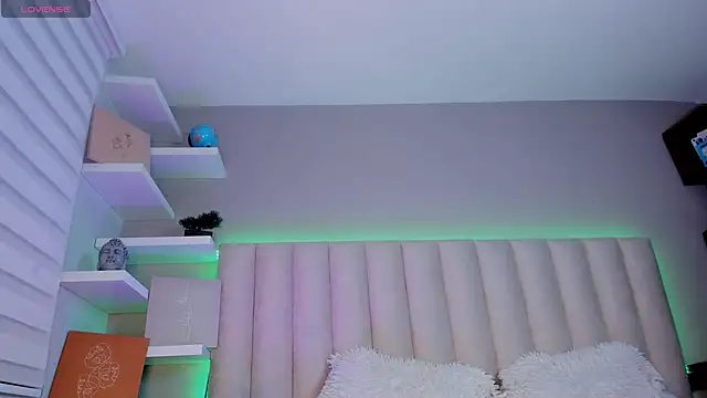 Snapshot of Sally__Walker chatting on October 23, 3:28 am Sally Walker online show from October 23, 3:28 am