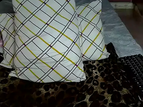 Queen petite  online show from September 10, 5:35 pm