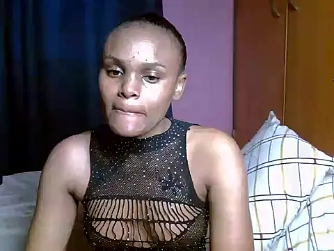 Snapshot of Queen_petite_ chatting on July 21, 4:37 am Queen petite online show from July 21, 4:37 am