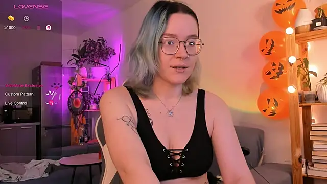 Snapshot of alisahug chatting on October 22, 10:59 am alisahug online show from October 22, 10:59 am