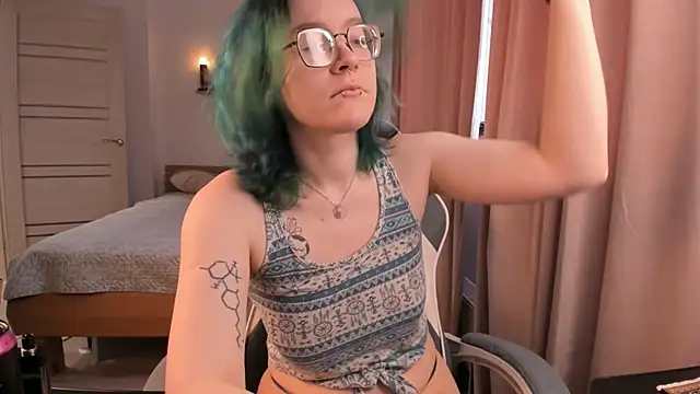 Snapshot of alisahug chatting on November 19, 6:35 am alisahug online show from November 19, 6:35 am