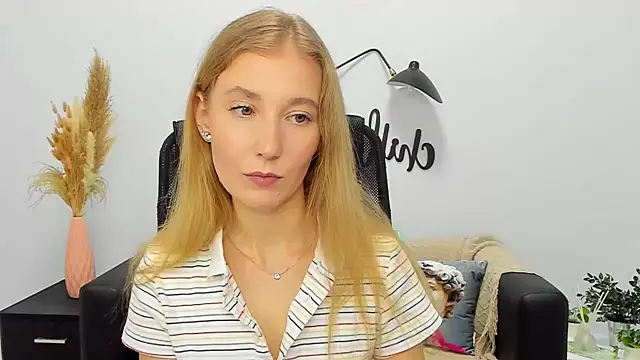 Snapshot of LolaWilsons chatting on January 11, 11:23 am LolaWilsons online show from January 11, 11:23 am