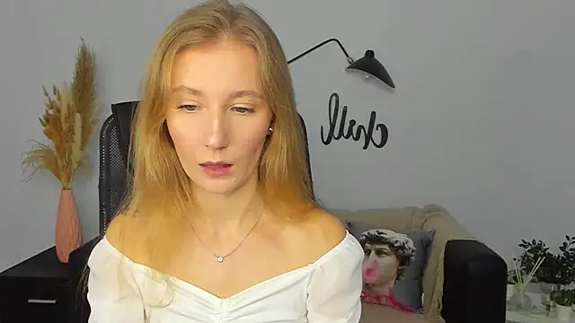 Snapshot of LolaWilsons chatting on January 13, 10:25 am LolaWilsons online show from January 13, 10:25 am