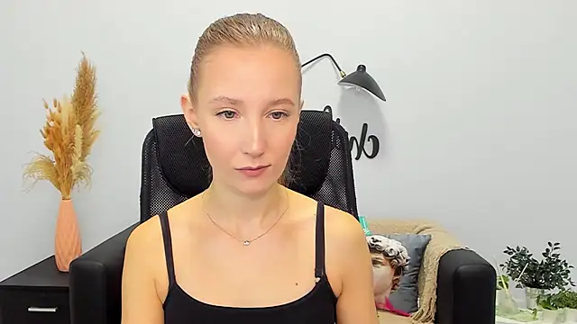 Snapshot of LolaWilsons chatting on January 21, 6:22 am LolaWilsons online show from January 21, 6:22 am