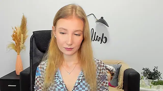 Snapshot of LolaWilsons chatting on January 22, 6:20 am LolaWilsons online show from January 22, 6:20 am