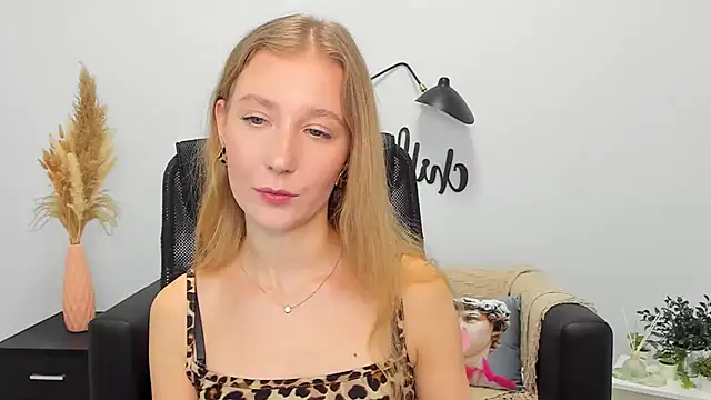 Snapshot of LolaWilsons chatting on January 27, 9:23 am LolaWilsons online show from January 27, 9:23 am