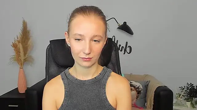 Snapshot of LolaWilsons chatting on February 6, 12:37 pm LolaWilsons online show from February 6, 12:37 pm