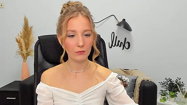 Snapshot of LolaWilsons chatting on February 8, 3:00 pm LolaWilsons online show from February 8, 3:00 pm