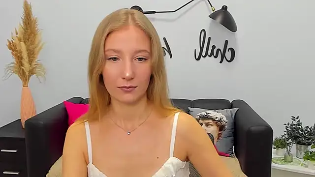 Snapshot of LolaWilsons chatting on November 4, 7:18 am LolaWilsons online show from November 4, 7:18 am