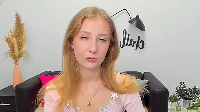 Snapshot of LolaWilsons chatting on December 22, 7:16 am LolaWilsons online show from December 22, 7:16 am