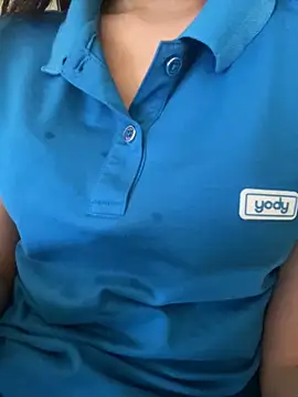 Snapshot of Tuongvy05 chatting on November 15, 8:33 am Tuongvy05 online show from November 15, 8:33 am