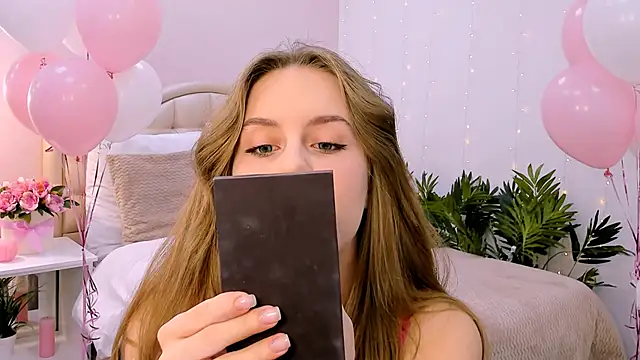 Snapshot of RozzitaBedberry chatting on January 28, 9:08 am RozzitaBedberry online show from January 28, 9:08 am