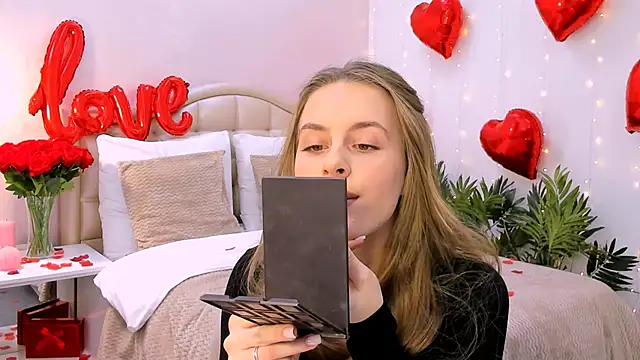 Snapshot of RozzitaBedberry chatting on February 16, 12:54 pm RozzitaBedberry online show from February 16, 12:54 pm