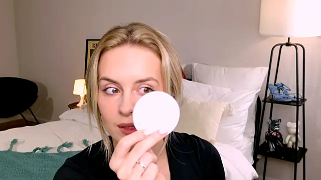 Snapshot of RozzitaBedberry chatting on September 20, 6:14 am RozzitaBedberry online show from September 20, 6:14 am