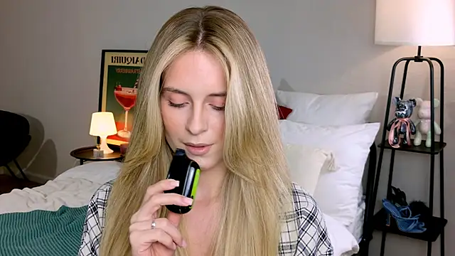 Snapshot of RozzitaBedberry chatting on October 18, 1:01 pm RozzitaBedberry online show from October 18, 1:01 pm